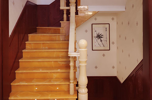 四平中式别墅室内汉白玉石楼梯的定制安装装饰效果